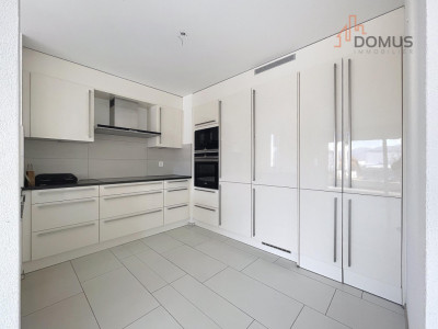 Spacieux appartement moderne avec grande terrasse dans immeuble récent image 3