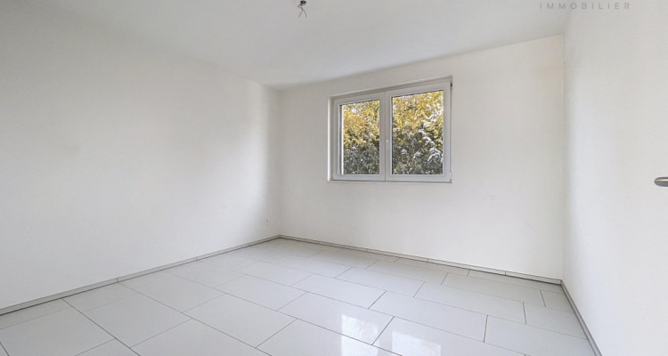 Spacieux appartement moderne avec grande terrasse dans immeuble récent image 7