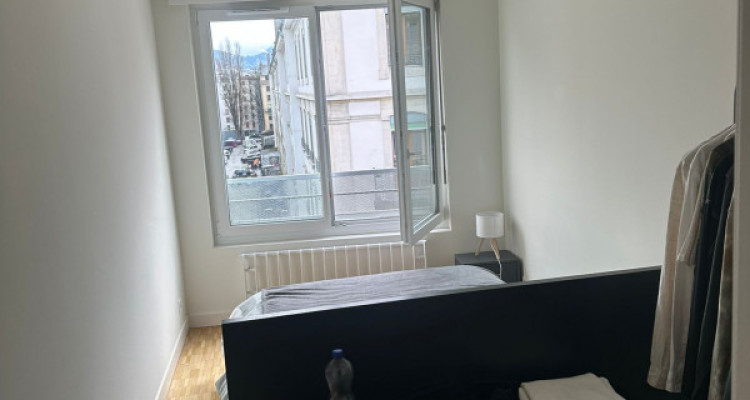 Appartement de 4 pièces au 5ème étage situé à Genève 1205 image 4