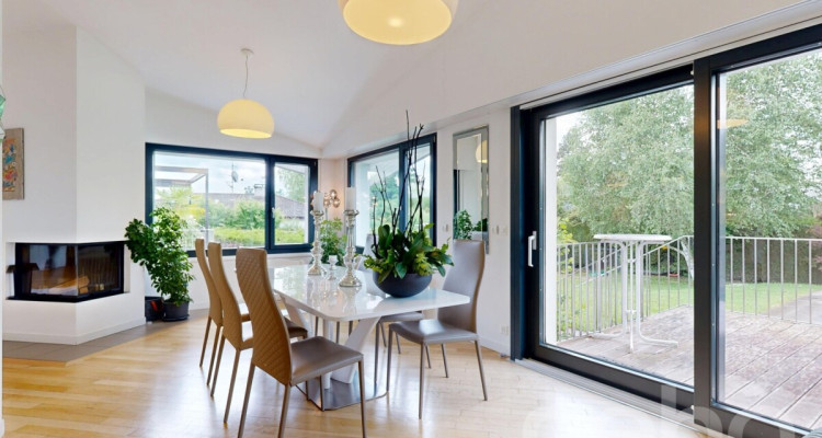 Spacieuse villa avec de magnifiques volumes, grand jardin et piscine image 4