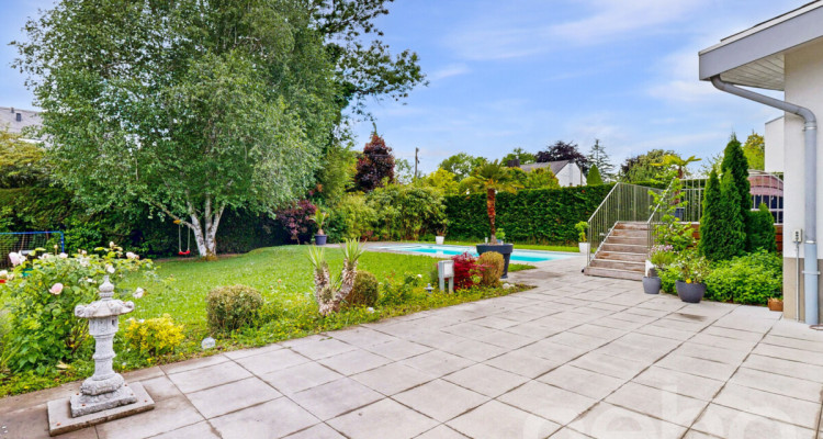 Spacieuse villa avec de magnifiques volumes, grand jardin et piscine image 7