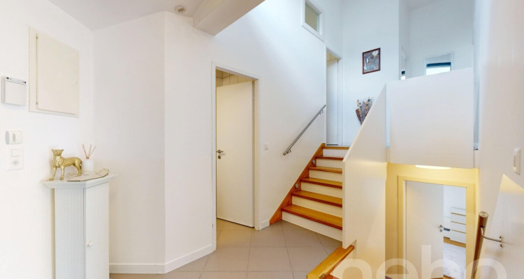 Spacieuse villa avec de magnifiques volumes, grand jardin et piscine image 11