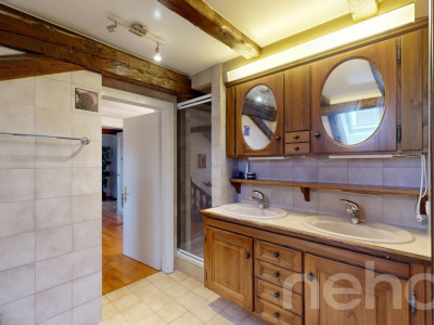 Detached house, quiet neighbourhood and lake view image 8