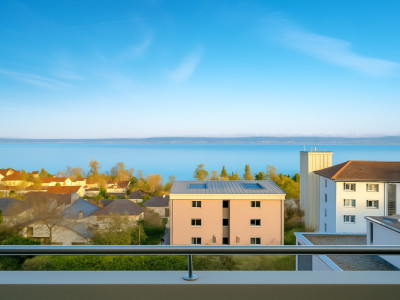 Vue panoramique sur le lac à 180 degré. image 1