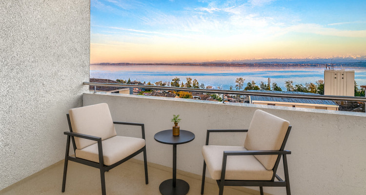 Vue panoramique sur le lac à 180 degré. image 5