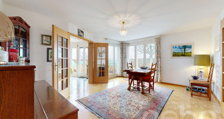 Gepflegtes Einfamilienhaus mit grossem Grundstück image 2