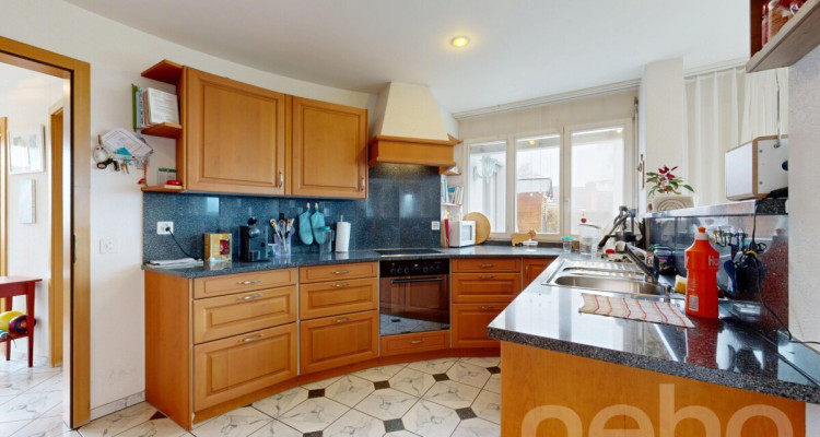 Gepflegtes Einfamilienhaus mit grossem Grundstück image 3