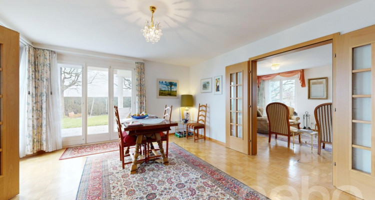 Gepflegtes Einfamilienhaus mit grossem Grundstück image 4