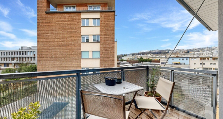 Très bel attique traversant avec balcons et 1 place de parking image 5