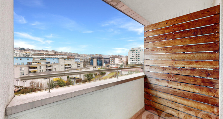 Très bel attique traversant avec balcons et 1 place de parking image 8