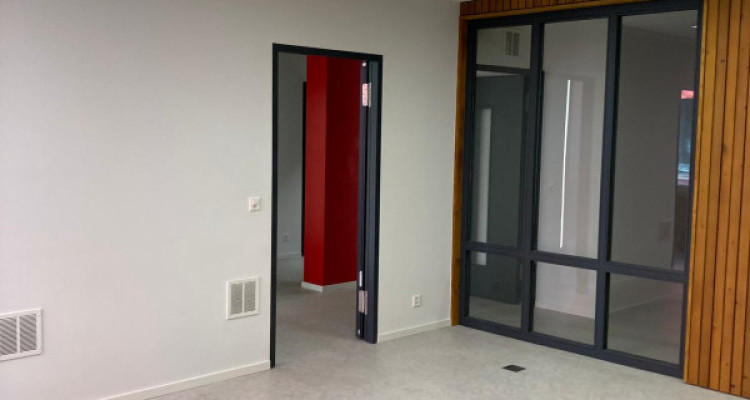 Surface commerciale moderne - Profitez de la baisse des taux et du prix !   image 7