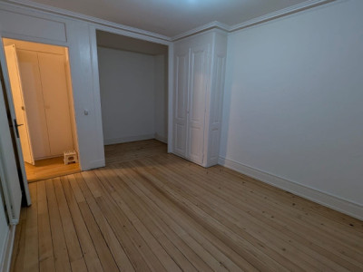Appartement de 3 pièces au 2ème étage sans ascenseur localiser à Genève 1202 image 1