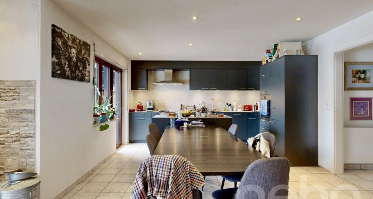 Cadre paisible et volumes généreux pour une vie de famille image 12