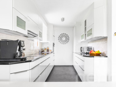 Moderne Doppelhaushälfte mit grossem Umschwung image 4