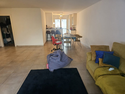 Magnifique 5 pièces à Thônex avec 2 balcons et place de parking intérieure image 1