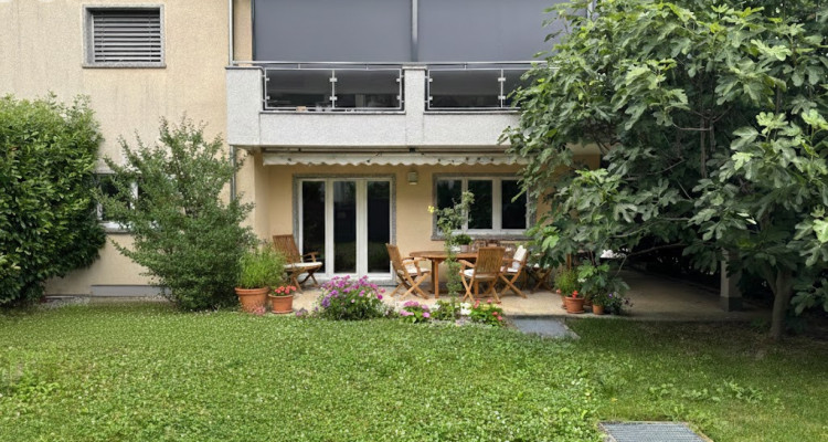 Bel appartement de 4,5 pièces au rez., jardin privatif et places de parc image 3