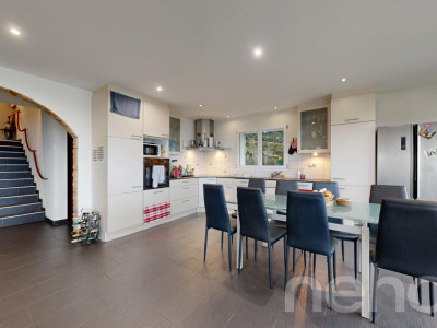 Deux maisons sur cette magnifique parcelle avec vue sur le lac! image 3