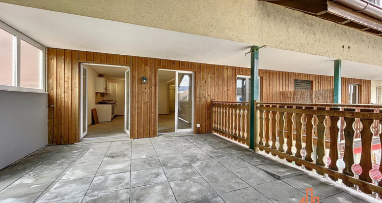 Rare à Alle ? 3.5 pièces entièrement rénové avec terrasse couverte de 20 m² image 1