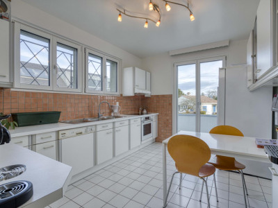 EN EXCLUSIVITÉ : Propriété familiale de caractère sur belle parcelle arborée à Genthod image 8