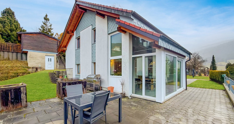 Une villa baignée de lumière, suspendue entre ciel et montagnes image 1