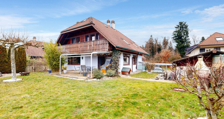 Einfamilienhaus im ruhigen Familienquartier mit grossem Umschwung image 2