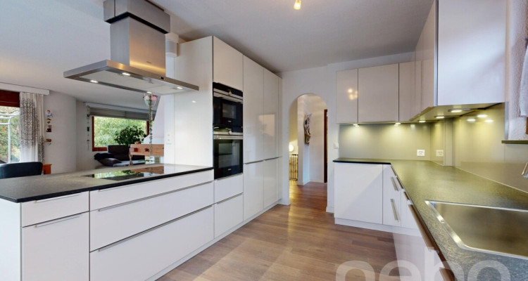 Einfamilienhaus im ruhigen Familienquartier mit grossem Umschwung image 5