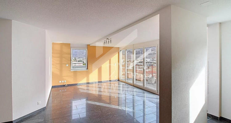 Véritable attique , belles finitions, exellent état image 2