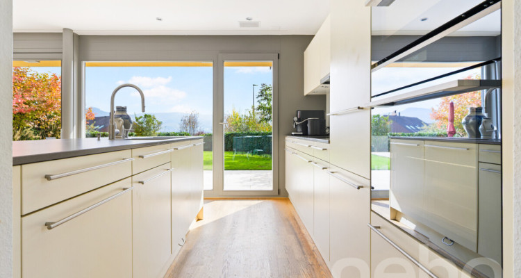 Stilvolle Doppelhaushälfte mit Garten und Weitblick in Reinach image 7