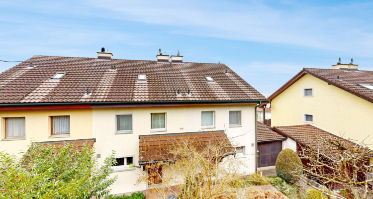 Charmantes 4.5-Zimmer Reihenmittelhaus mit ausgebautem Dachstock image 1