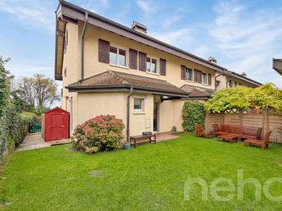 Au centre du village, vue lac image 1