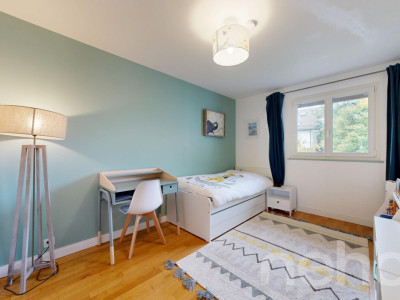 Au centre du village, vue lac image 11