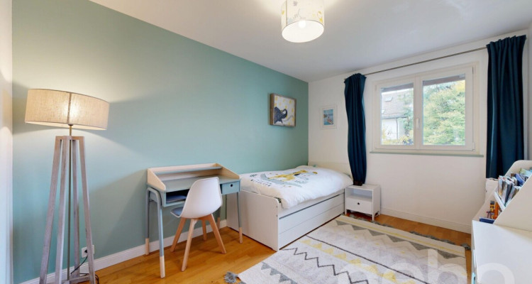 Au centre du village, vue lac image 11