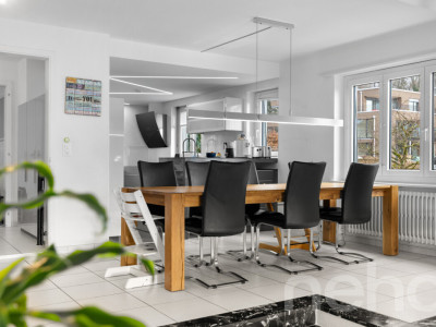 Grosses Einfamilienhaus mit Einliegerwohnung und Gartenparadies image 3