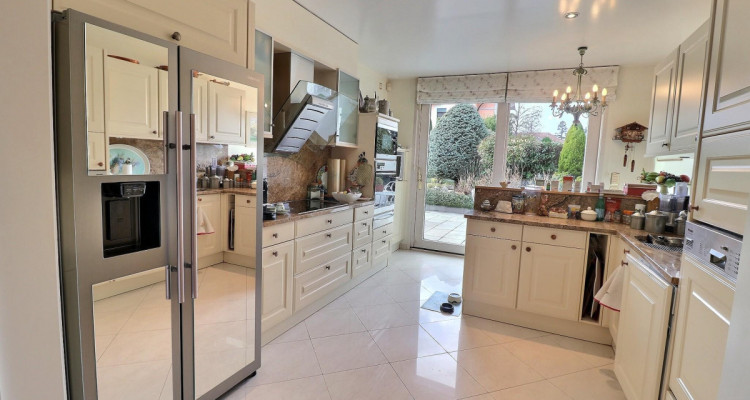 BIEN EXCEPTIONNEL!! Grand appartement en viager occupé sans rente. Vue Lac et Port privé. image 8