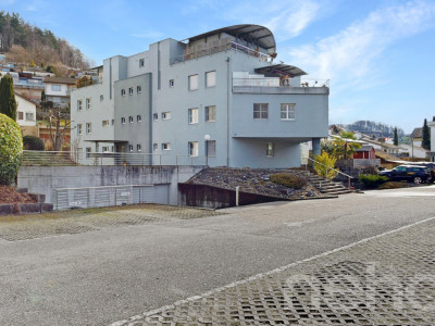 Helle Attikawohnung mit Dachterrasse, Cheminée & Charme image 1