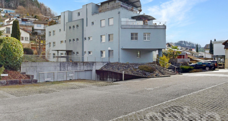 Helle Attikawohnung mit Dachterrasse, Cheminée & Charme image 1