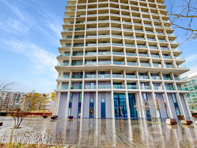 Moderne 2.5-Zimmer-Wohnung mit Skyline Flair image 1