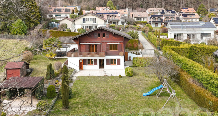 Une opportunité rare : chalet spacieux à fort potentiel à Genolier image 2