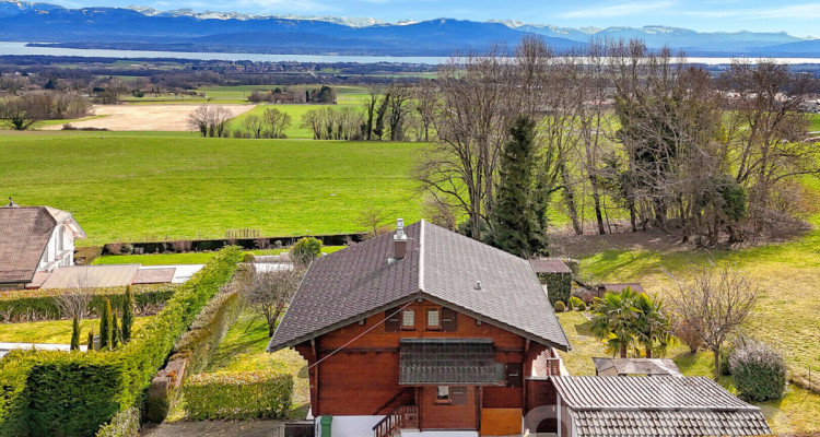 Une opportunité rare : chalet spacieux à fort potentiel à Genolier image 9
