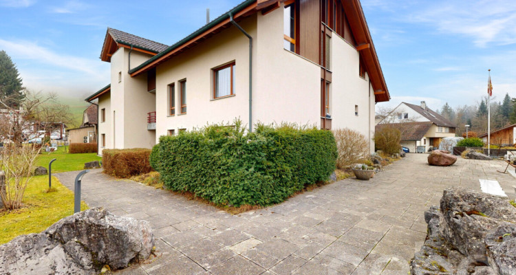 Helle 4.5-Zimmerwohnung mit Cheminée, Balkon, Grünblick. Nähe Thun. image 3
