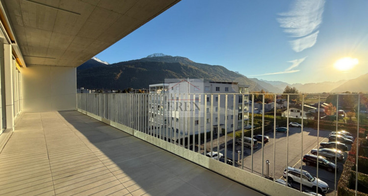 Superbe attique 4 pièces avec façades vitrées et grand balcon-terrasse panoramique de 45 m2 image 13