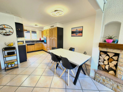 Superbe maison mitoyenne rénovée de 4,5 pièces avec terrasse, jardin et garage  image 5