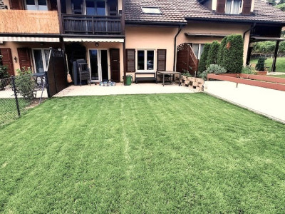 Superbe maison mitoyenne rénovée de 4,5 pièces avec terrasse, jardin et garage  image 1
