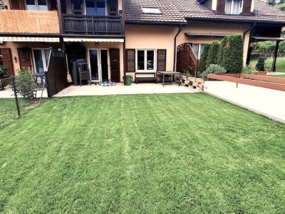 Superbe maison mitoyenne rénovée de 4,5 pièces avec terrasse, jardin et garage  image 1