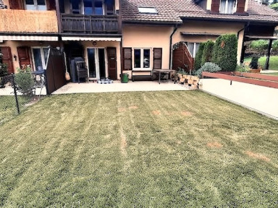 Superbe maison mitoyenne rénovée de 4,5 pièces avec terrasse, jardin et garage  image 1