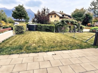 Superbe maison mitoyenne rénovée de 4,5 pièces avec terrasse, jardin et garage  image 2