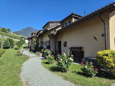 Superbe maison mitoyenne rénovée de 4,5 pièces avec terrasse, jardin et garage  image 2