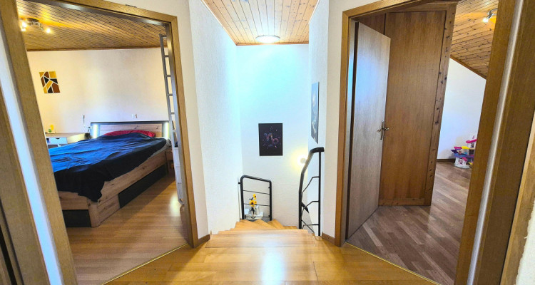 Superbe maison mitoyenne rénovée de 4,5 pièces avec terrasse, jardin et garage  image 10