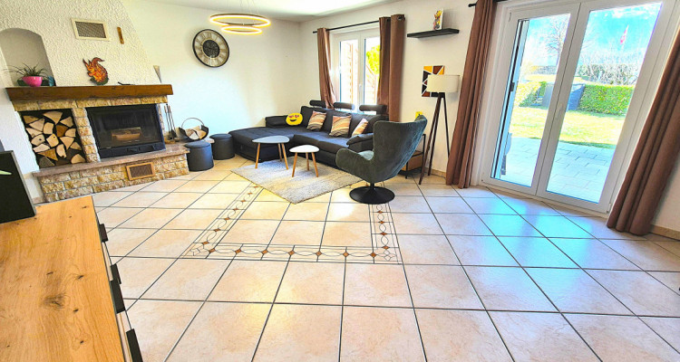 Superbe maison mitoyenne rénovée de 4,5 pièces avec terrasse, jardin et garage  image 4