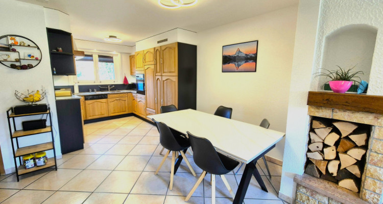 Superbe maison mitoyenne rénovée de 4,5 pièces avec terrasse, jardin et garage  image 5